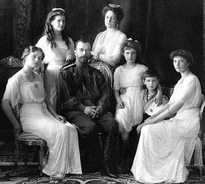Familia imperial russa com Nicolau II no centro