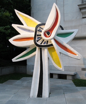 Flor Policromada Escultura simbolizando uma flor com pétalas coloridas