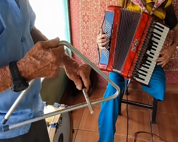 Foto mostrando uma sanfona e um tri&acirc;ngulo