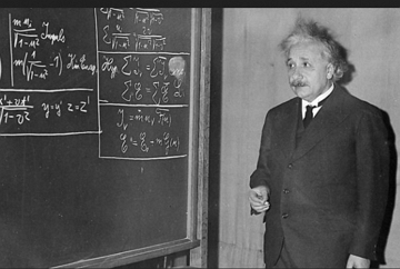 Foto do f&iacute;sico Albert Einstein durante uma aula