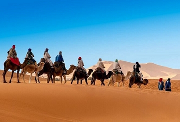 Berberes Caravana de berberes do norte da África passando pelo deserto