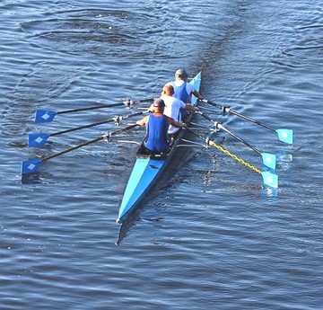 Canoagem Três remadores numa canoa praticando a canoagem