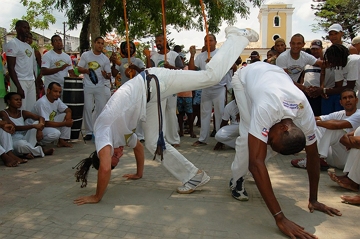 Roda de Capoeira Pessoas vestidas de branco praticando capoeira
