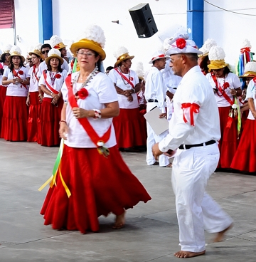 Marujada de Bragança Homens e mulheres com roupas vermelha e branca fazendo uma dança