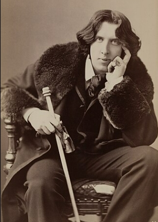 Fotografia do escritor irland&ecirc;s Oscar Wilde, em p&eacute; e de chapeu