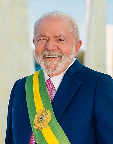 Presidente do Brasil, Lula Foto do presidente Lula sorrindo. Lula é um homem branco com barba e cabelos grisalhos.