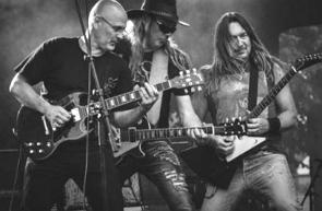 Foto com três guitarristas de rock