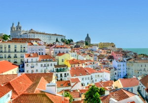 Foto da cidade portuguesa de Lisboa com prédios baixos e coloridos