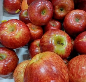 Foto mostrando várias maçãs vermelhas