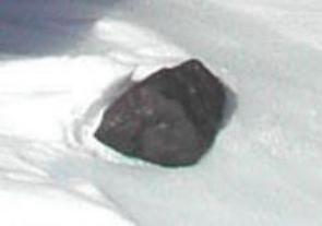 Foto de um meteorito na neve