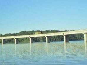 Foto do rio Uruguai com uma ponte
