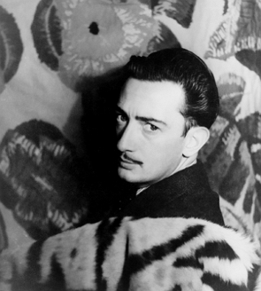 Foto de Salvador Dalí jovem, de bigode e cabelo curto escuro.