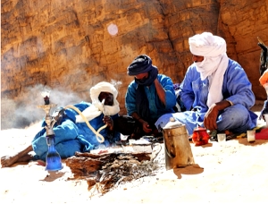 Foto de tuaregues sentados numa região de deserto
