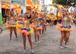 Mulheres dançando frevo de rua em Recife
