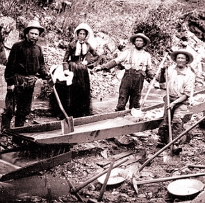 Foto de garimpeiros trabalhando numa mina de ouro