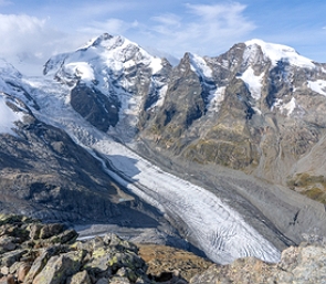 Foto de montanhas com gelo na parte superior