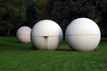 Giant Balls, escultura de pop art Giant Balls, obra de pop art de Claes Oldenburg