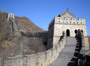 Foto da uma parte da muralha da china com uma torre de vigilância
