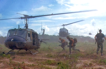 Guerra do Vietnã Helicóptero e soldados americanos na Guerra do Vietnã