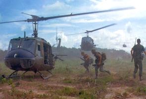 Helicóptero e soldados americanos na Guerra do Vietnã