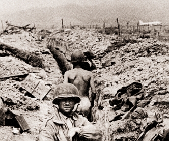 Guerra da Indochina Cena de soldados numa trincheira durante a Guerra da Indochina