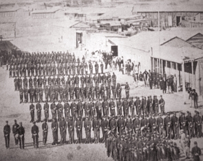 Foto antiga mostrando o exército chileno numa cidade boliviana durante a Guerra do Pacífico