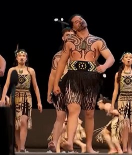 Dançarinos da Nova Zelândia dançando o Haka