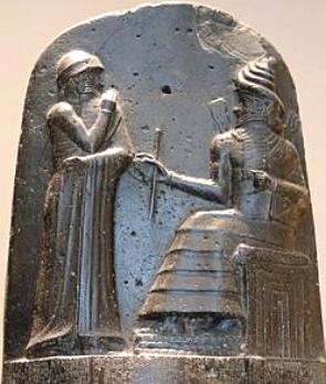 Hammurabi  recebendo sua insígnia real de Shamash