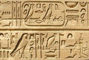 Texto do egito antigo escrito com hieróglifos