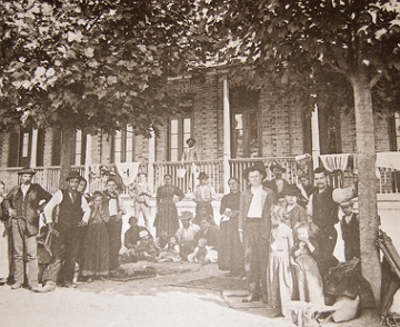 imigrantes italianos em São Paulo Foto antiga mostrando italianos na Hospedaria dos Imigrantes em São Paulo