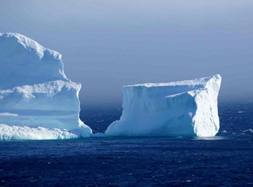 Icebergs no Oceano Glacial Ártico Icebergs no Oceano Glacial Ártico
