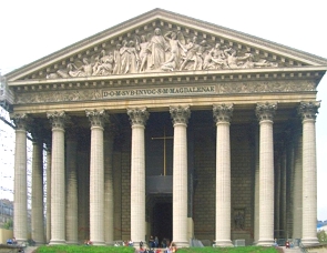 Foto de uma igreja parecida com um templo grego, com colunas