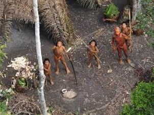 Foto de um grupo de ind&iacute;genas isolados da Amaz&ocirc;nia