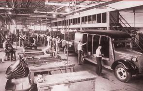 Foto de uma indústria de automóveis da década de 1930