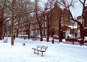 Paisagem com neve numa cidade inglesa