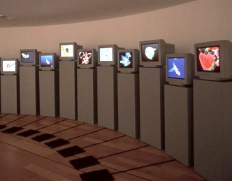 Foto de uma instalação digital interativa com diversos televisores