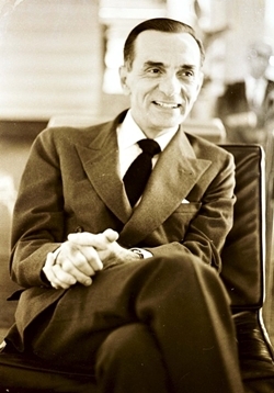 Foto do escritor João Cabral de Melo Neto sorrindo