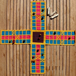 Tabuleiro de madeira com uma cruz colorida no centro