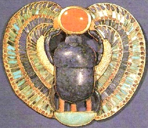 Joia do egito antigo com figura de um escaravelho