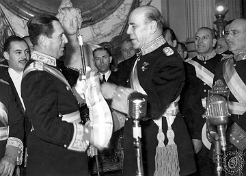Juan Domingo Perón Foto de Juan Domingo Perón recebendo os atributos de presidente