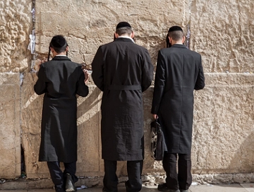 Muro das Lamentações Três judeus orando no muro das lamentações em Jerusalém