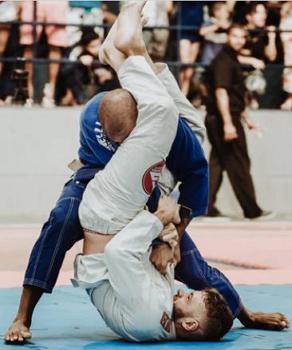 Luta entre dois judocas