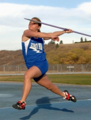 Atleta lançando um dardo numa prova de atletismo
