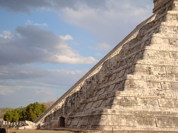 Lateral da Pirâmide de Kukulcán, em Chichén Itzá Lateral da Pirâmide de Kukulcán, em Chichén Itzá