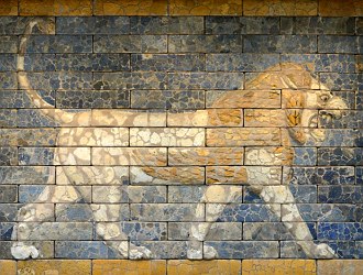 Representação de um leão numa parede da sala do trono de Nabucodonosor I Figura de um leão no muro de um templo da Babilônia