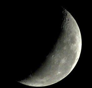 Foto da Lua com apenas uma parte do lado direito iluminado