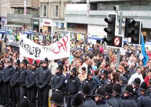Foto de uma manifestação antiliberalismo e antiglobalização na Escócia