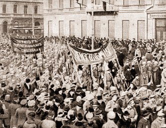 Imagem mostrando civis e militares fazendo uma manifestação durante a Revolução Russa de 1917