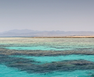 Foto do mar Vermelho próximo a costa do Egito
