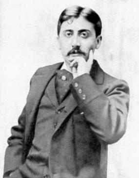 Foto de Marcel Proust com a mão no queixo